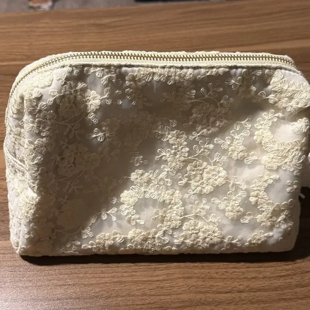 Vince Camuto Ivory Lace Makeup Bag Cosmetic Pouch Zipper Clutch Travel Case